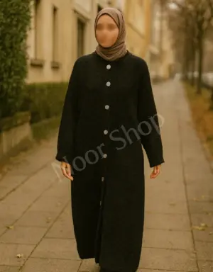 Modest schwarzer Wintermantel für muslimische Frauen – lange, elegante Abaya-Silhouette mit Hijab – Noor Shop