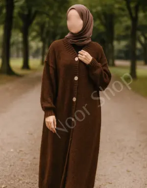 Langer dunkelbrauner Strickmantel für muslimische Frauen – warmer Modest Cardigan mit Knöpfen